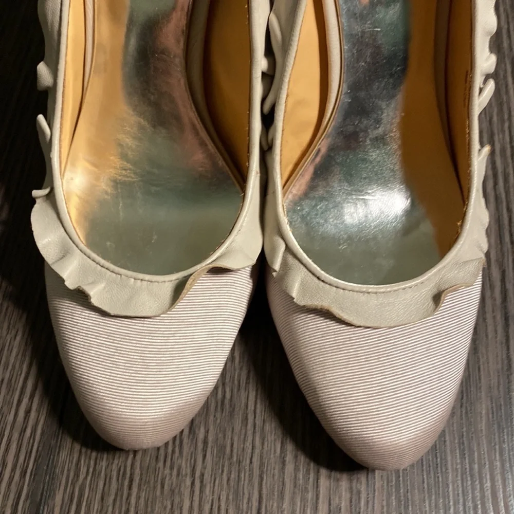 Badgley Mischka Leather Ruffle Stiletto 5” Heel Pumps . Size 9.